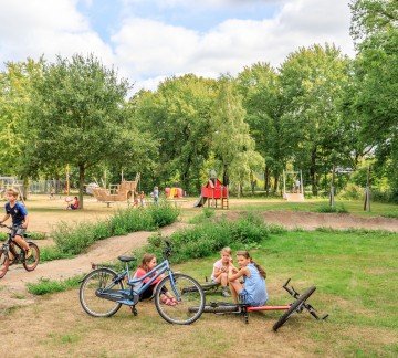 Speeltuin- en sportveld