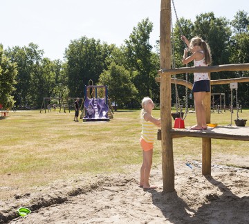 Speeltuin- en sportveld